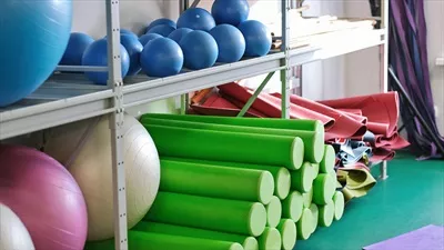 عکس تجهیزات یوگا و پیلاتس در یک باشگاه ورزشی برای تمرینات تناسب اندام