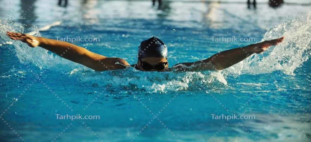 عکس تصویری زیبا از شناگر در استخر با نورپردازی دلنشین