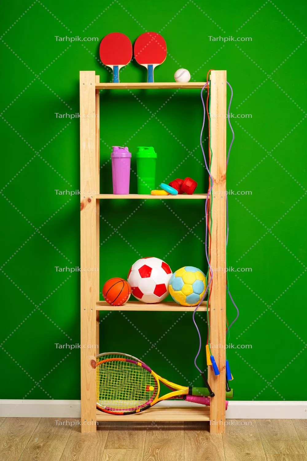 عکس قفسه هایی با تجهیزات ورزشی متنوع در برابر دیوار سبز