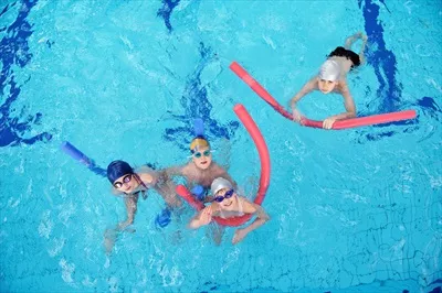 عکس گروهی از کودکان شاد در کنار استخر شنا با لحظات مفرح
