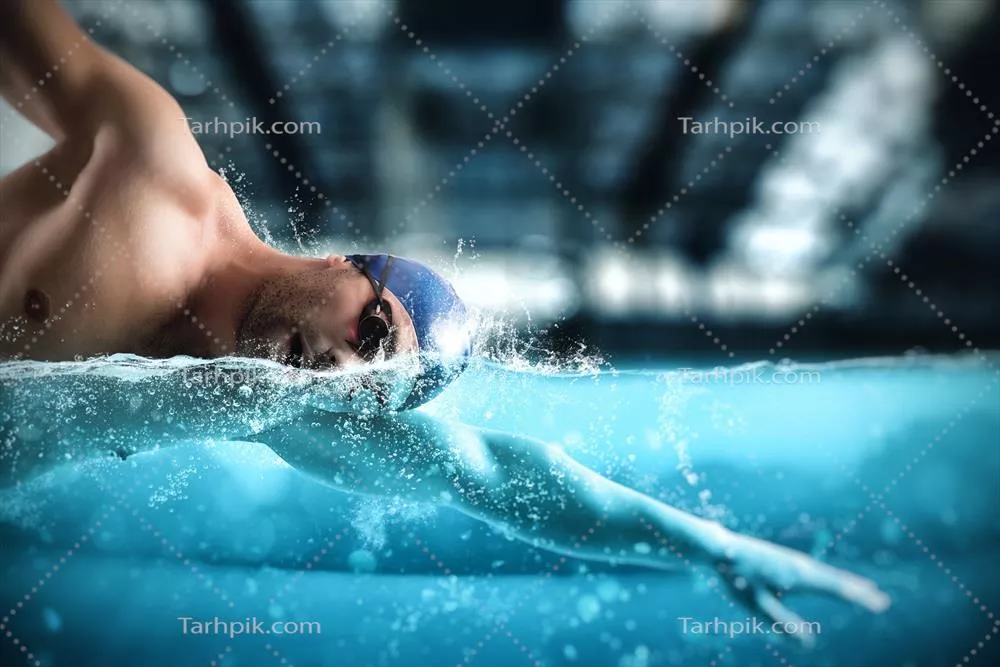 عکس ورزشکار جوان و پرانرژی در حال شنا در مسابقات استخر