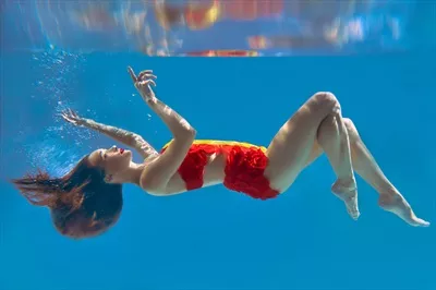 عکس پرتره ای شگفت انگیز و فراواقعی از زنانی با لباس شنا نارنجی در زیر آب