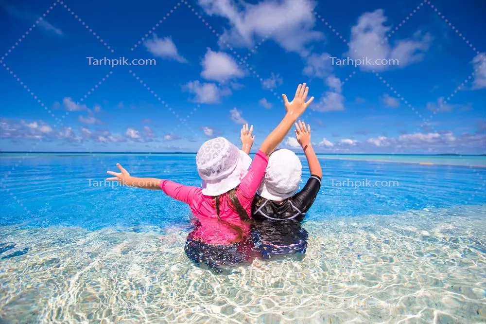 عکس لحظه های شاد و دلنشین دختران کوچک در استخر روباز