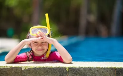 عکس دختر جوان در استخر شنا با تجهیزات غواصی و لذت بردن از آب