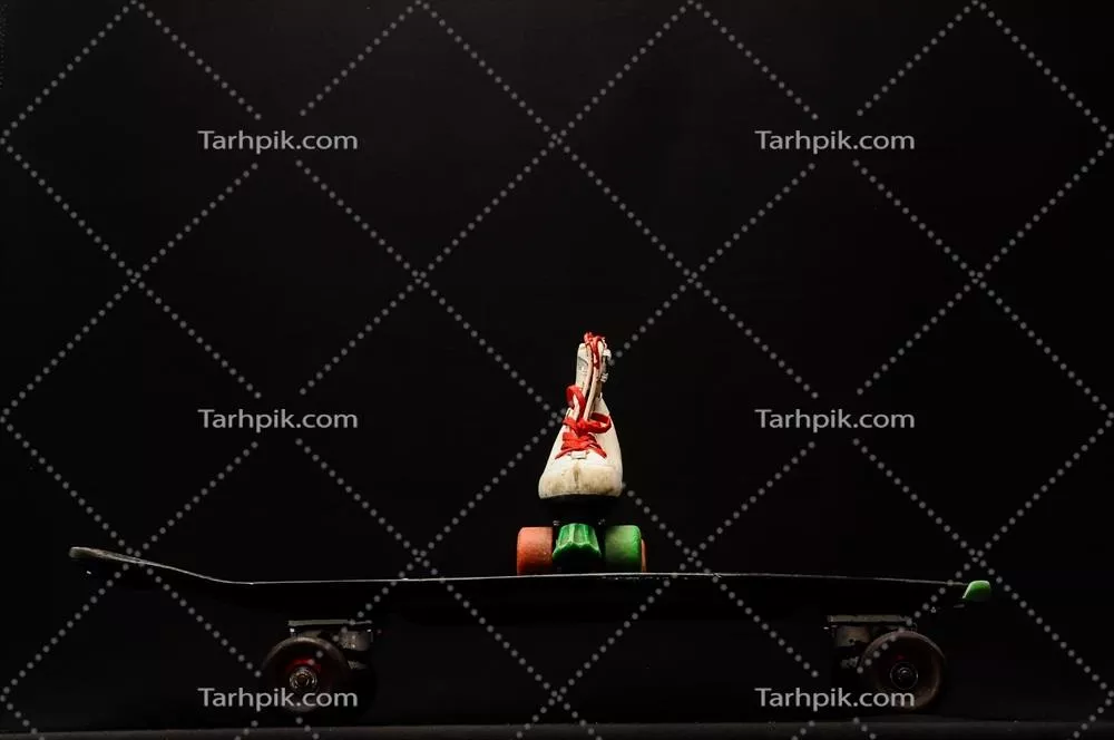 عکس تصویری از یک تخته اسکیت تنها در محیطی جذاب و خلاقانه