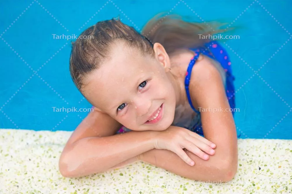 عکس پرتره ای از دختر خوشحال در استخر شنا با نور آفتاب