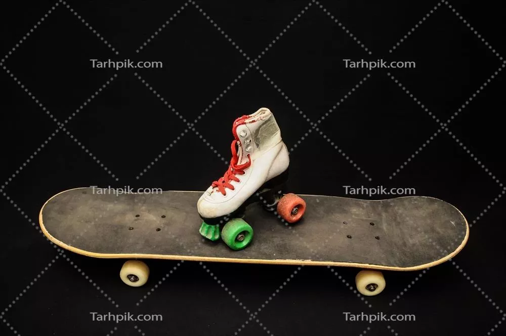 عکس تصویری جذاب از اسکیت و اسکیت بورد بر روی زمینه سیاه