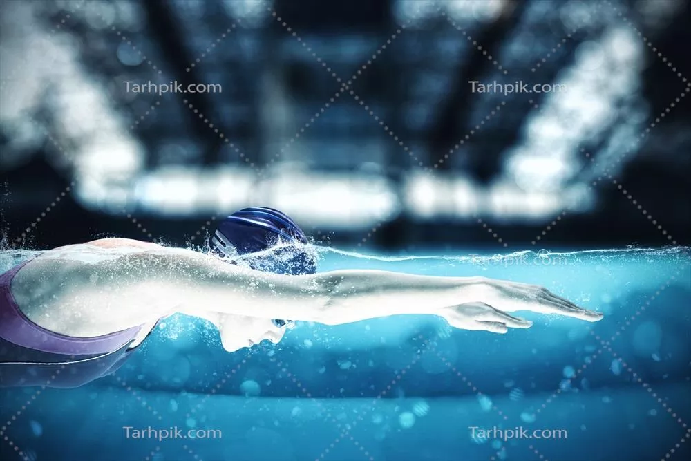 عکس ورزشکار پرانرژی در حال شنا در مسابقه استخر با حرکات زیبا