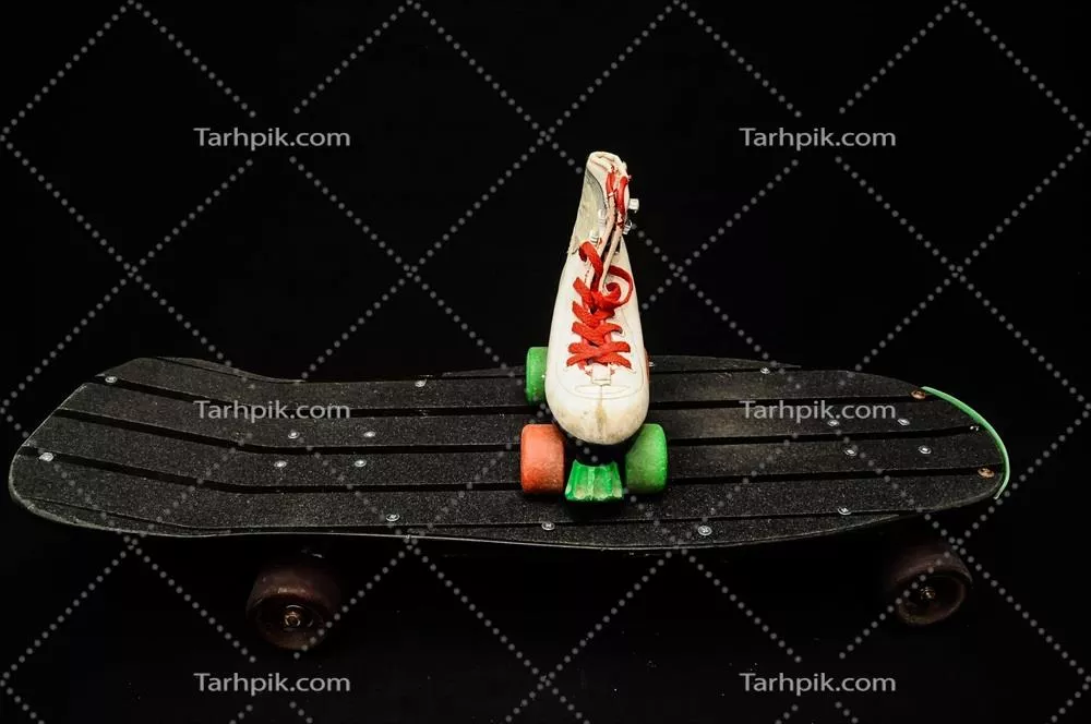 عکس تصویری زیبا از اسکیت بورد و اسکیت روی زمینه سیاه