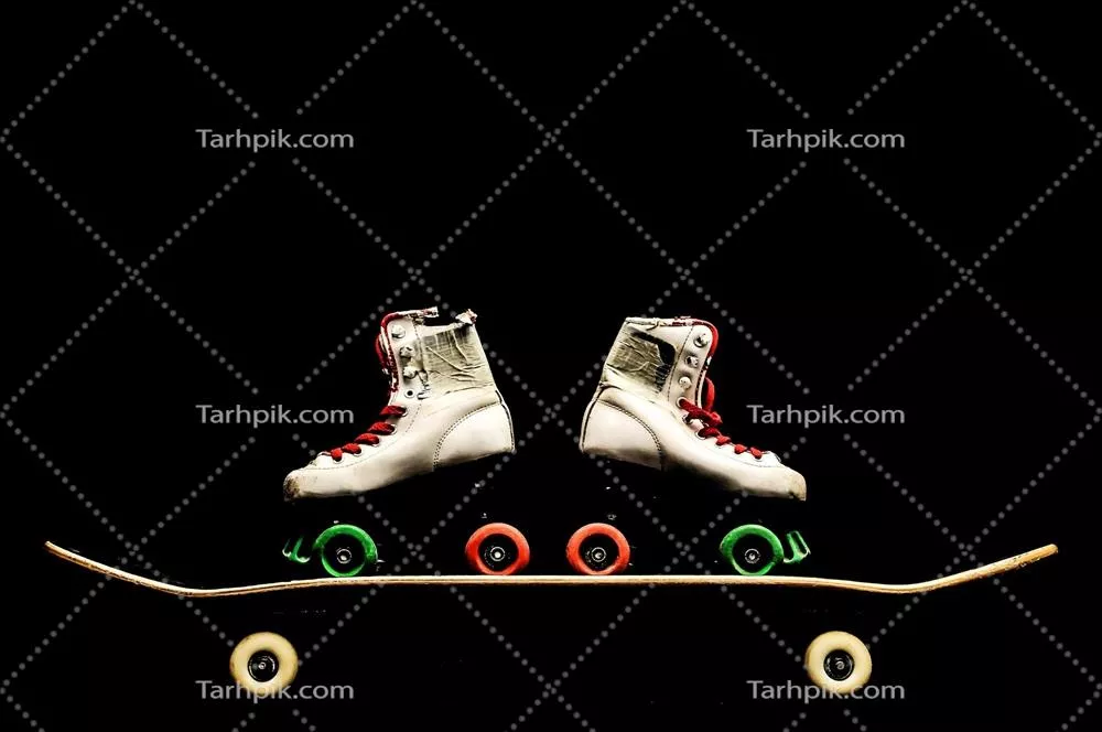 عکس دو جفت اسکیت روی یک تخته اسکیت: ترکیبی از هیجان و سرگرمی