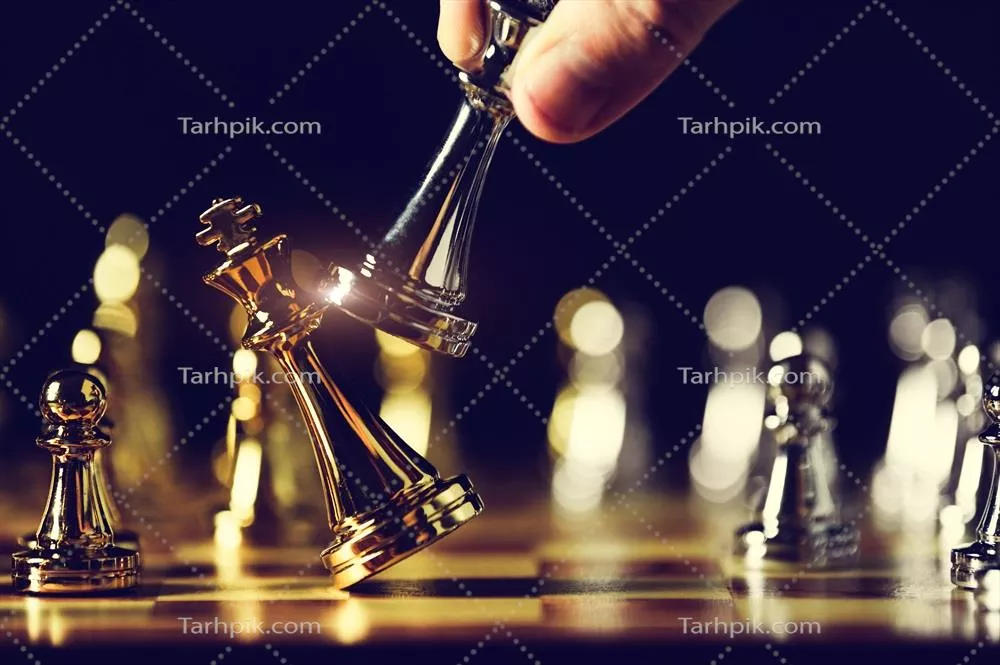 عکس تصویری نزدیک از یک بازی شطرنج با تمرکز بر حرکات مهره ها