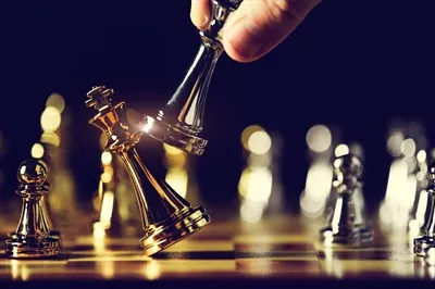 عکس تصویری نزدیک از یک بازی شطرنج با تمرکز بر حرکات مهره ها