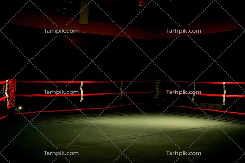 عکس حلقه بوکس خالی و روشن در شب، نمایی جذاب و هنری