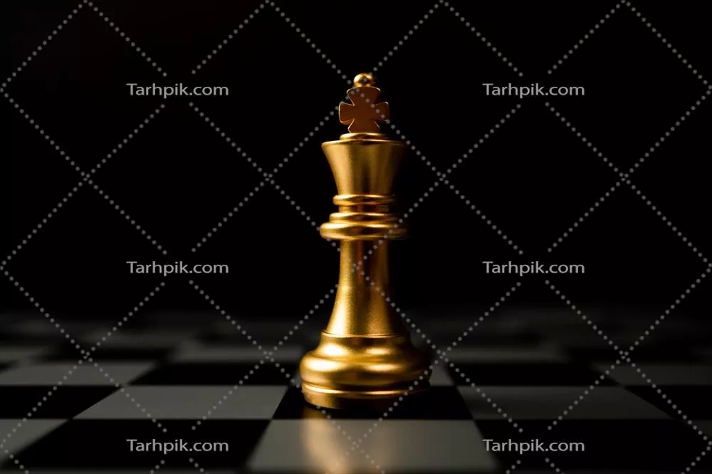 عکس شاه طلایی شطرنجی که به تنهایی بر روی صفحه شطرنج ایستاده است