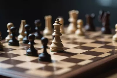 عکس تصویری از مهره های شطرنج در میانه بازی با طراحی هوش مصنوعی