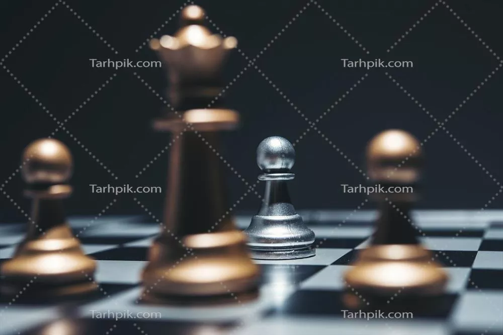 عکس صفحه شطرنج با مهره های شطرنج بر روی پس زمینه سیاه