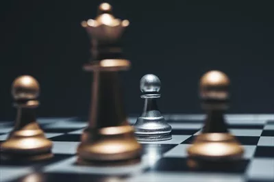 عکس صفحه شطرنج با مهره های شطرنج بر روی پس زمینه سیاه