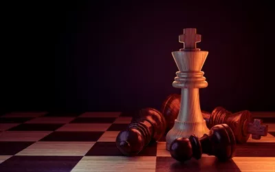 عکس نبرد شگفت انگیز مهره های شطرنج بر روی صفحه شطرنج به صورت سه بعدی