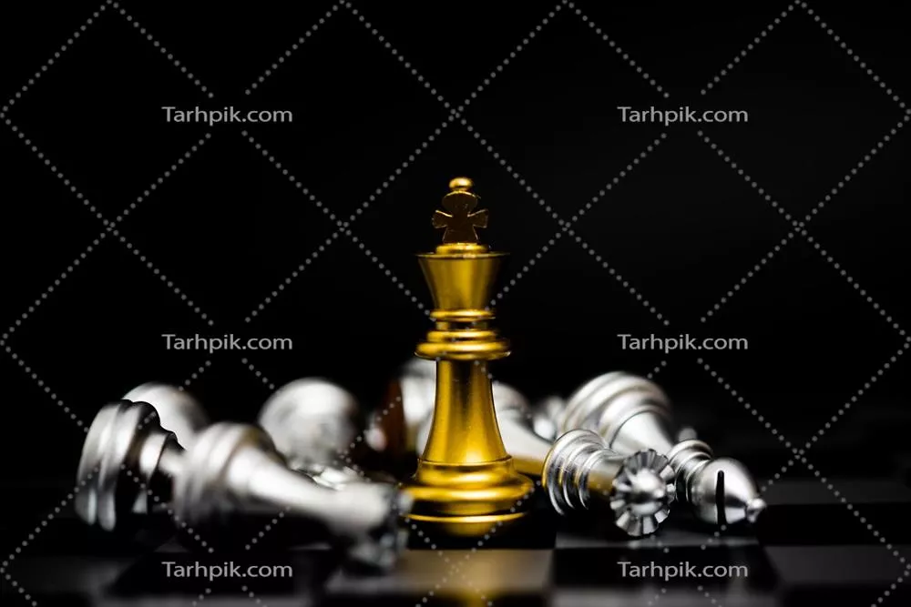 عکس بازی شطرنج با مهره های طلایی و نقره ای بر روی زمینه سیاه