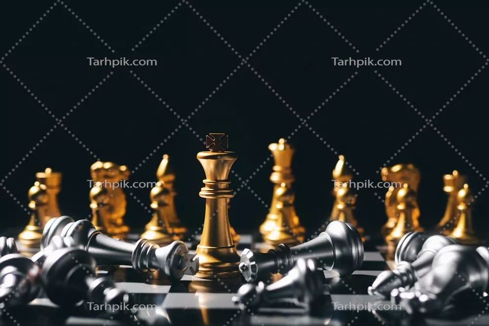 عکس تصویری نزدیک از یک پادشاه در حال ایستادن بر روی صفحه شطرنج با چالش های رهبری