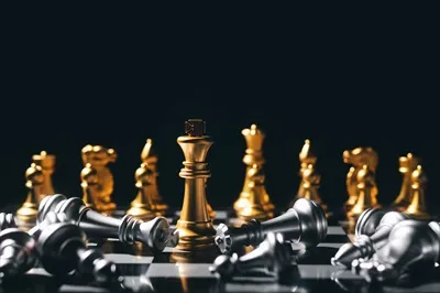 عکس تصویری نزدیک از یک پادشاه در حال ایستادن بر روی صفحه شطرنج با چالش های رهبری