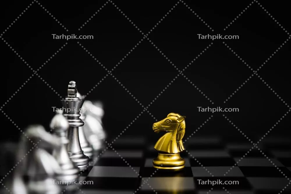 عکس بازی شطرنج با مهره های طلایی و نقره ای بر روی زمینه سیاه