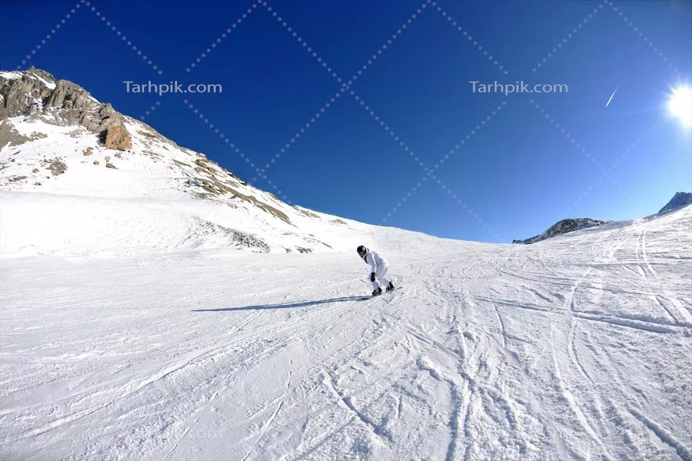 عکس اسکی روی برف تازه در روزهای آفتابی و زیبای زمستانی