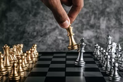 عکس بازی شطرنج با دستان: لحظه ای از استراتژی و تفکر عمیق