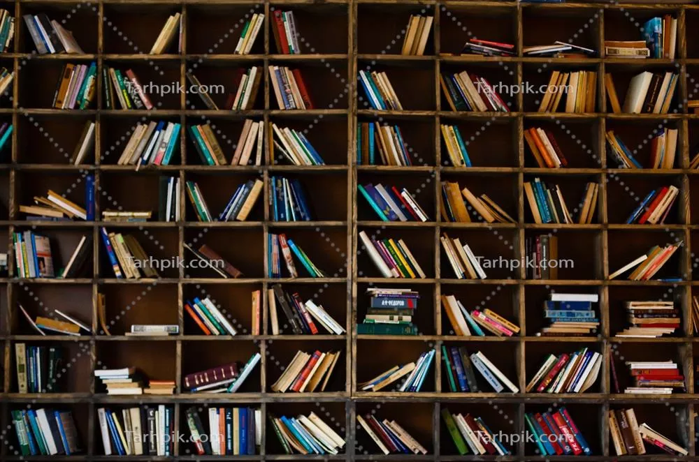 عکس کتابخانه ای با قفسه های پر از کتاب های قدیمی و محو شده