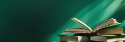 عکس مجموعه ای از کتاب های باز بر روی زمینه سبز، نماد دانش و آموزش