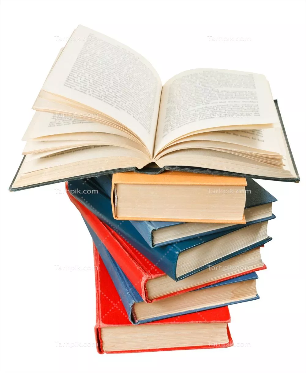 عکس کتاب باز بر روی یک دسته کتاب، نمایی زیبا و جذاب از مطالعه