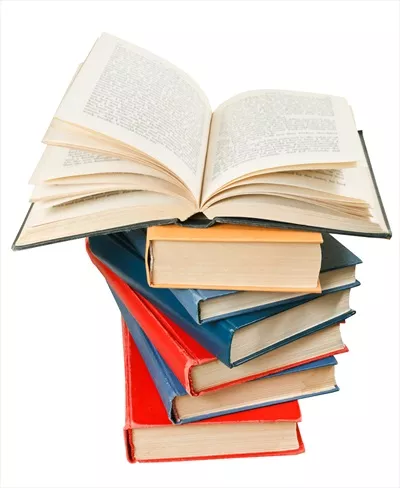 عکس کتاب باز بر روی یک دسته کتاب، نمایی زیبا و جذاب از مطالعه