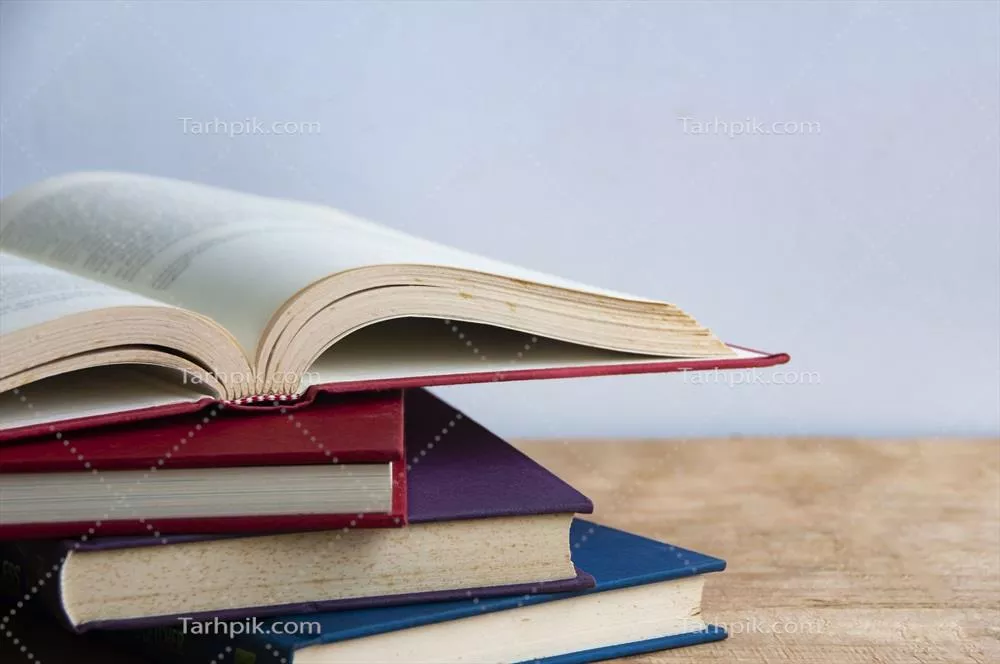 عکس کتاب های چوبی روی میز با فضای قابل تنظیم برای متن و ایده ها