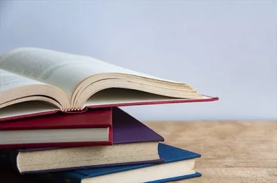 عکس کتاب های چوبی روی میز با فضای قابل تنظیم برای متن و ایده ها