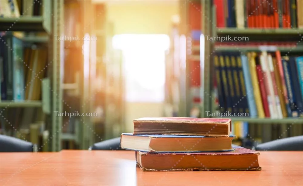 عکس کتاب های قدیمی روی میز چوبی: فضایی برای یادگیری و کسب وکار