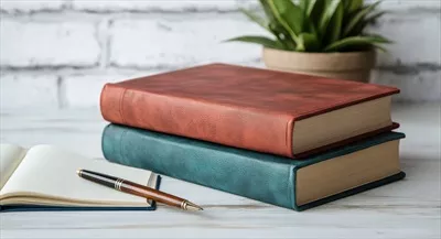 عکس کتابخانه ای زیبا با کتاب های جلد چرمی و دکوری طبیعی