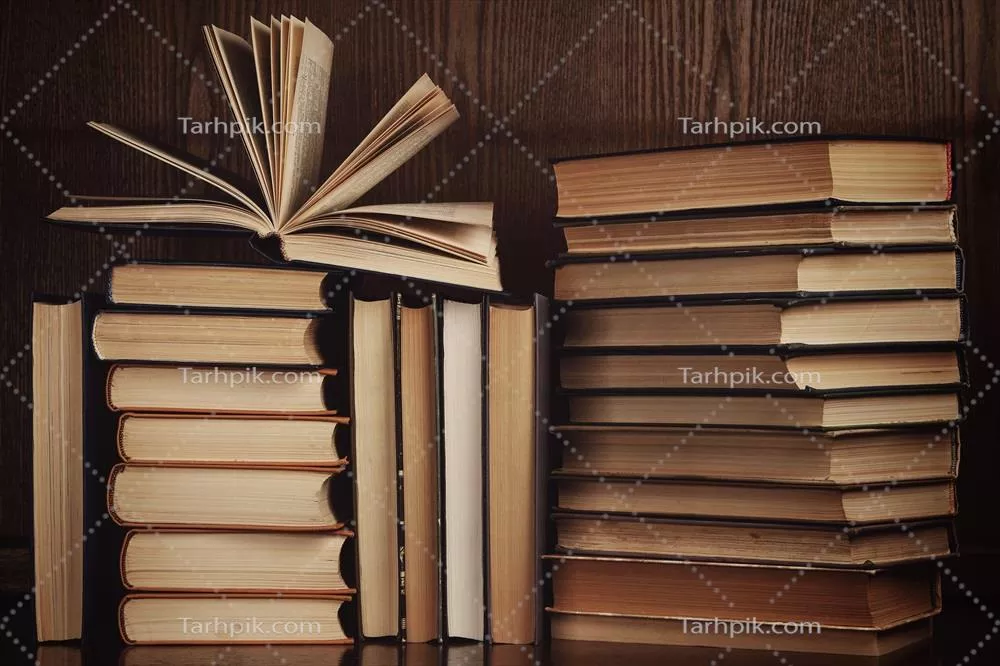 عکس کتابخانه ای پر از کتاب های قدیمی و نایاب با طراحی زیبا