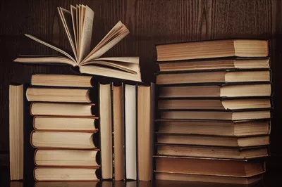 عکس کتابخانه ای پر از کتاب های قدیمی و نایاب با طراحی زیبا