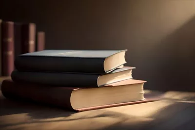 عکس کتاب ها بر روی میز چوبی: مفهوم آموزش و بازگشت به مدرسه