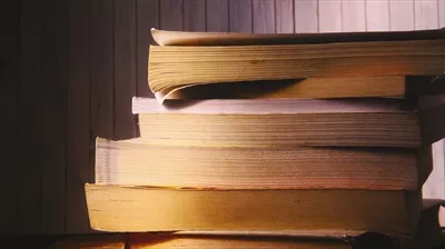 عکس کتاب های قدیمی با نور طبیعی به تصویر کشیده شده اند