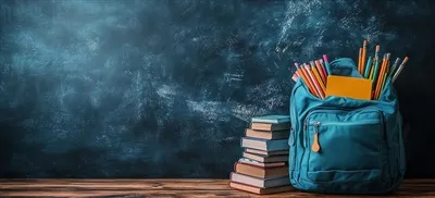 عکس کوله پشتی و کتاب ها آماده برای مدرسه در محیط کلاس درس با تخته سیاه