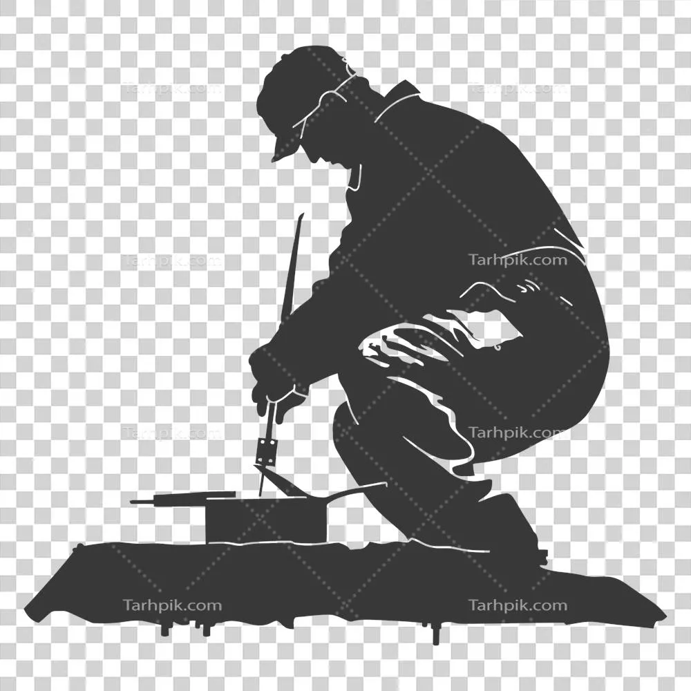عکس دوربری تصویر سیاه سفید از یک آهنگر در حال کار با جزئیات دقیق و هنری