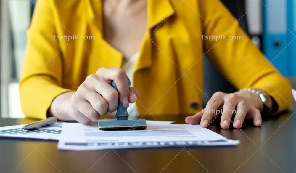 عکس زنی که در حال امضا و تأیید یک سند مهم است