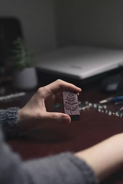 عکس تصویری نزدیک از یک تمبر زینتی با جزئیات زیبا و جذاب