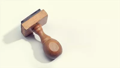 عکس مهر قدیمی با طراحی زیبا بر روی کاغذ سفید خالی برای استفاده در پروژه ها