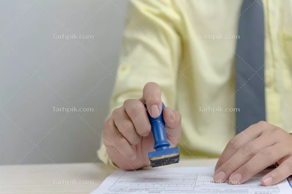 عکس تأیید نهایی اسناد مالی و سرمایه گذاری بر روی میز کار