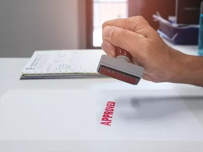 عکس استفاده از مهر تأیید در دفتر کار با کاغذهای مختلف