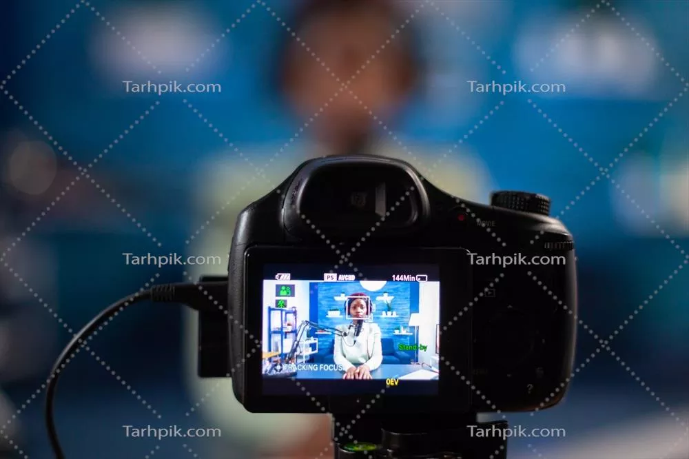 عکس تصویری نزدیک از یک دوربین حرفه ای در حال ضبط یک برنامه آنلاین