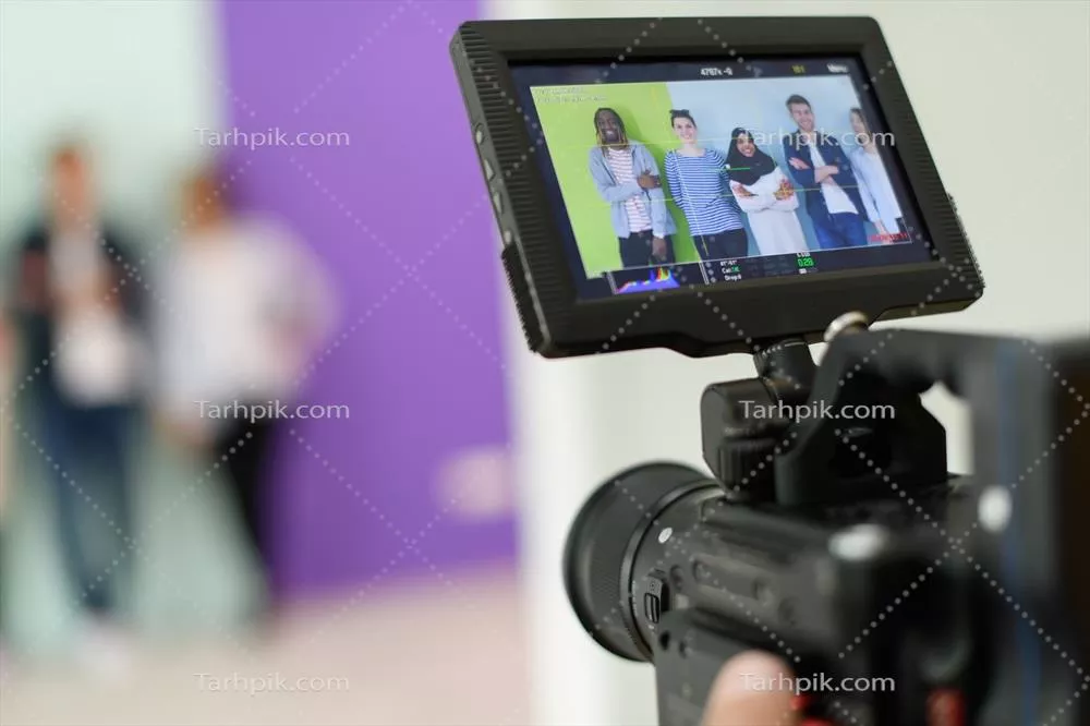 عکس عکاس حرفه ای با تجهیزات پیشرفته برای ضبط ویدیوهای جذاب