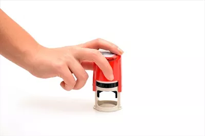 عکس تصویری زیبا از مهر قرمز بر روی کاغذ با طراحی خاص و جذاب